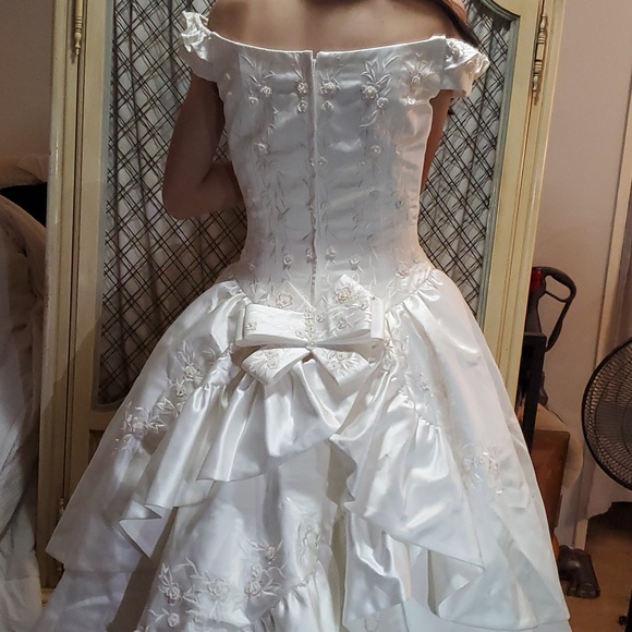 Vintage Off the shoulders Spanish Style Wedding dress - Picture 10 of 17